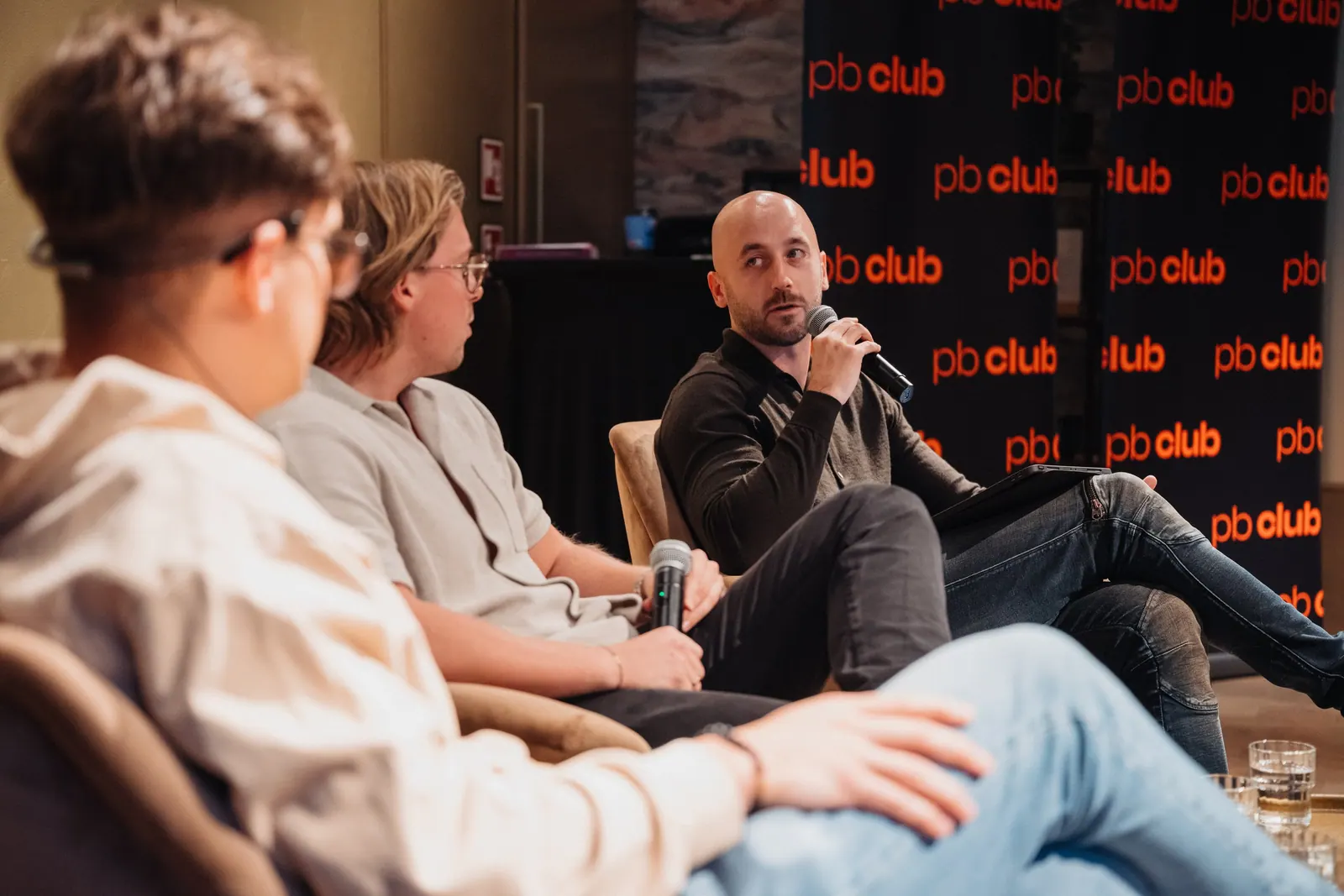 Daniel prowadzi panel dyskusyjny